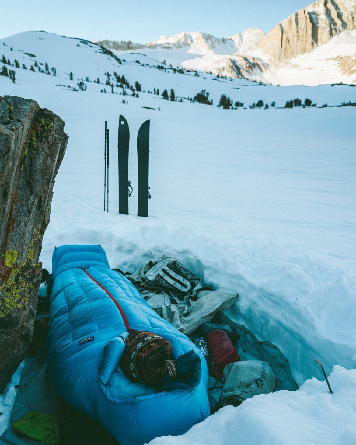 Z ulic na szczyty – Nick Russell wprowadza nas w świat splitboardingu i filozofii Total Immersion. Wolniej, wyżej, głębiej.
