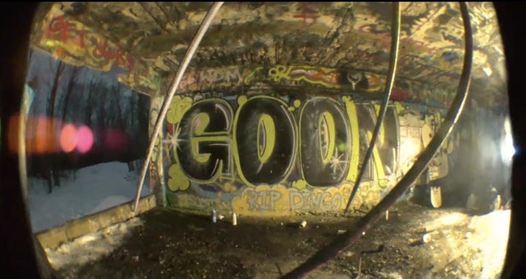 Snowboard nigdy nie miał jednej definicji. Dlatego obok takich streetowych produkcji jak Goon Gear znajdziecie na ShredForLife również materiały z backcountry, splitboardowych wypraw, lokalnych ekip budujących własne spoty i ludzi, którzy od lat robią snowboard po swojemu.